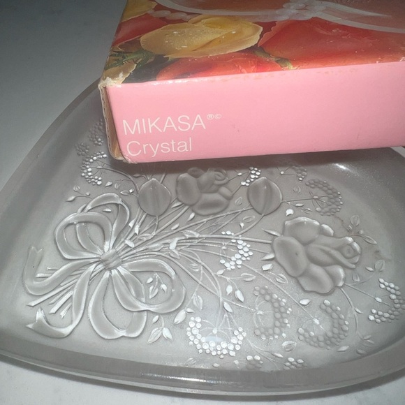 Heart-Shaped Plate with Floral Design - Picture 6 of 11